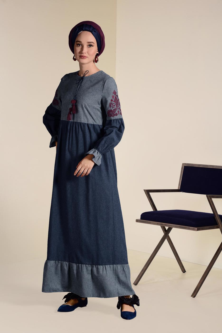 Tesettür giyim LACİVERT İŞLEMELİ VE PÜSKÜLLÜ ELBİSE 4605