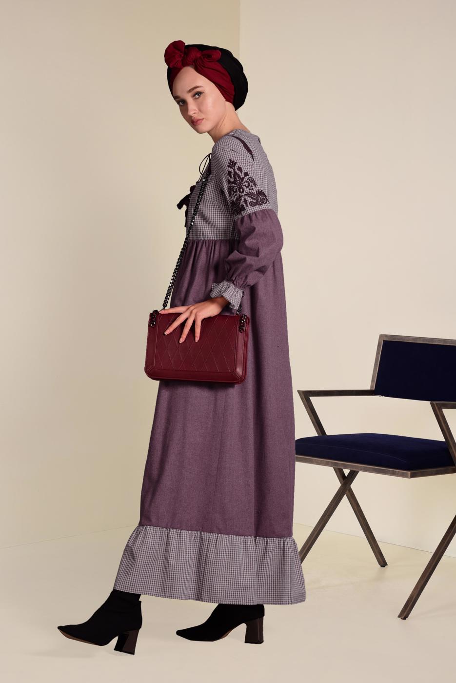 Tesettür giyim BORDO İŞLEMELİ VE PÜSKÜLLÜ ELBİSE 4605