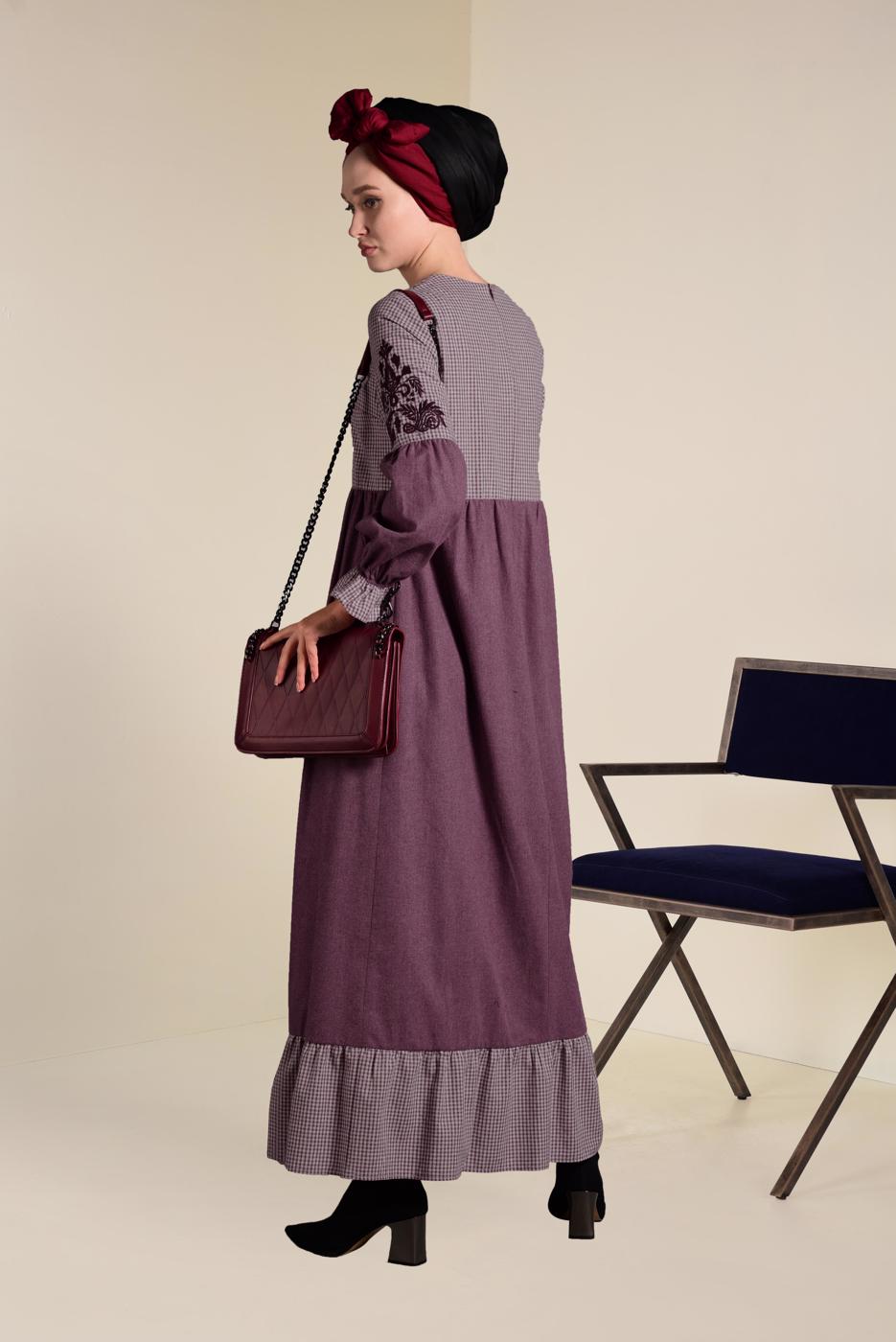 Tesettür giyim BORDO İŞLEMELİ VE PÜSKÜLLÜ ELBİSE 4605