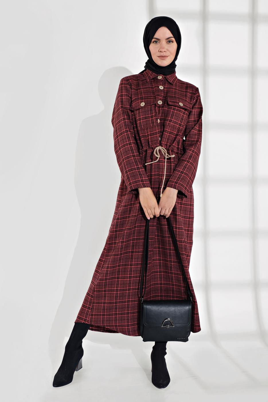 Tesettür giyim BORDO BELİ BÜZGÜLÜ EKOSE DESENLİ ELBİSE 5355