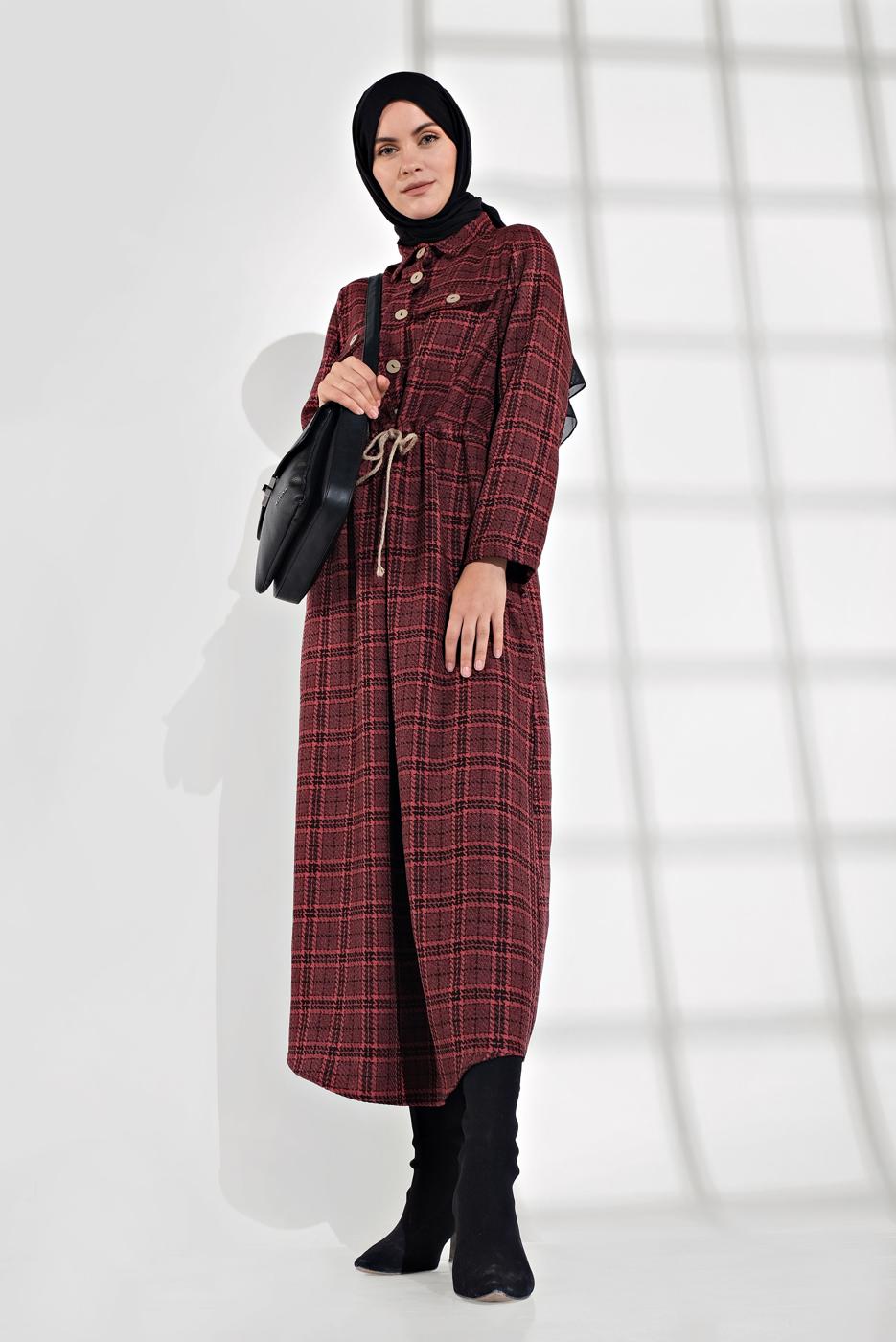 Tesettür giyim BORDO BELİ BÜZGÜLÜ EKOSE DESENLİ ELBİSE 5355