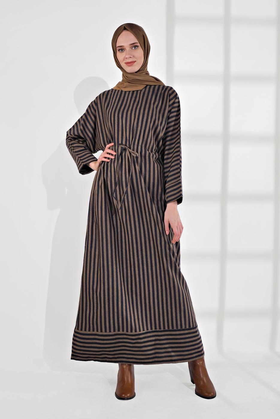 Tesettür giyim VİZON BELİ BÜZGÜLÜ ÇİZGİLİ ELBİSE 5904