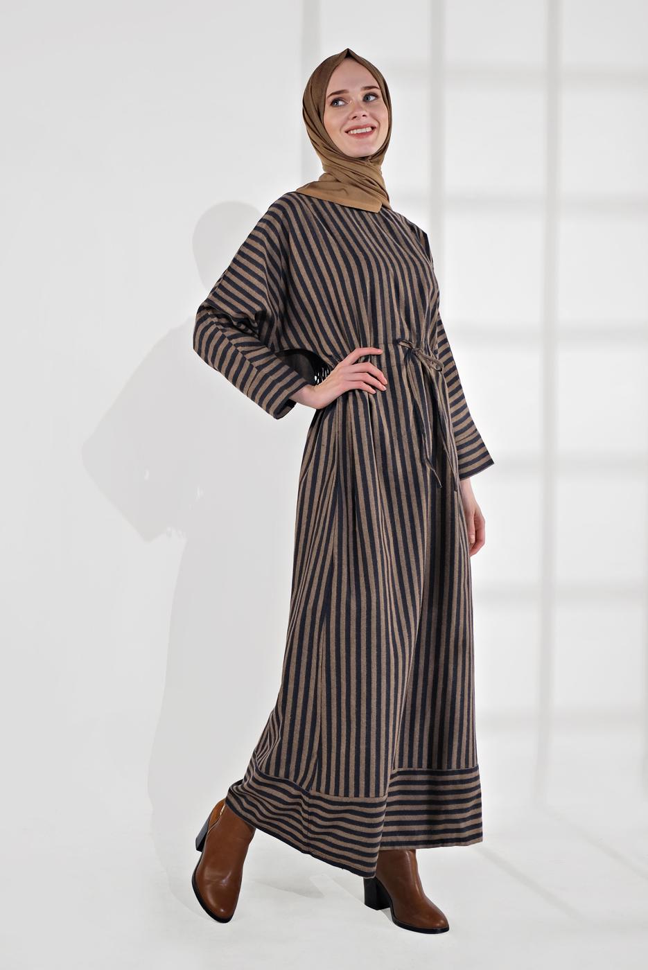 Tesettür giyim VİZON BELİ BÜZGÜLÜ ÇİZGİLİ ELBİSE 5904