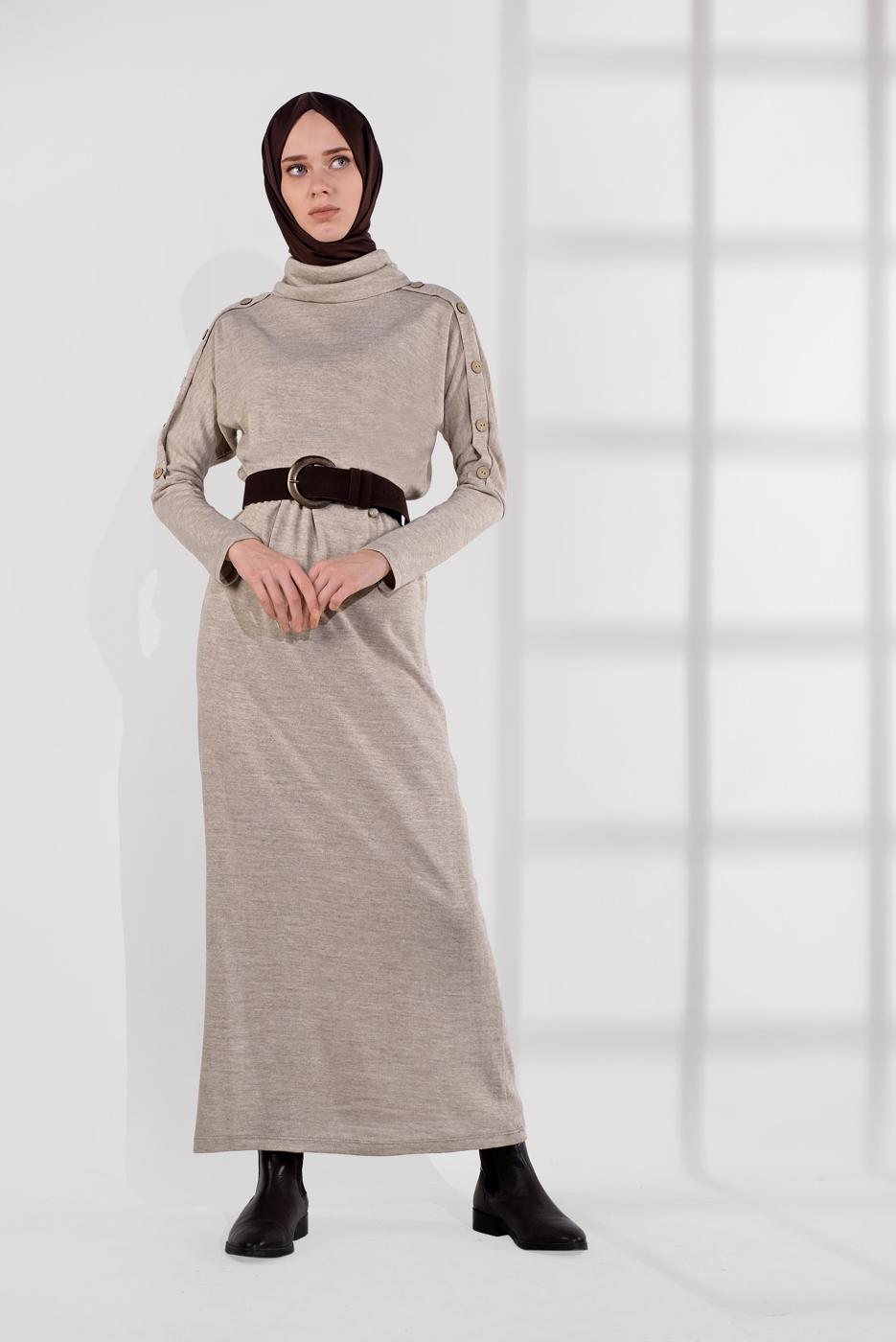 Tesettür giyim BEJ KOL KISMI DÜĞME DETAYLI BELİ BÜZGÜLÜ TRİKO ELBİSE 8206