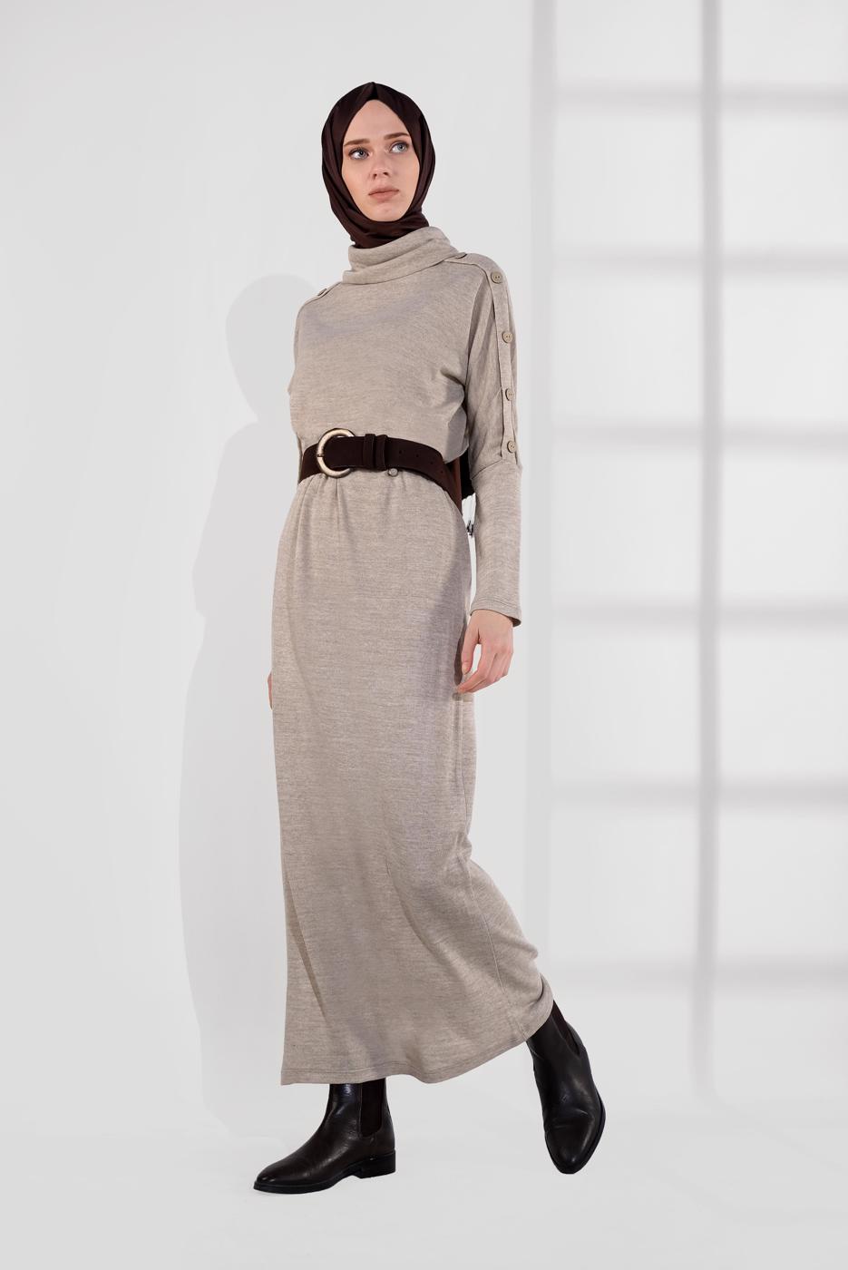Tesettür giyim BEJ KOL KISMI DÜĞME DETAYLI BELİ BÜZGÜLÜ TRİKO ELBİSE 8206