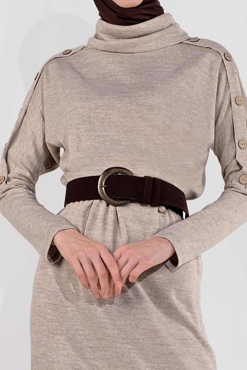 Tesettür giyim BEJ KOL KISMI DÜĞME DETAYLI BELİ BÜZGÜLÜ TRİKO ELBİSE 8206