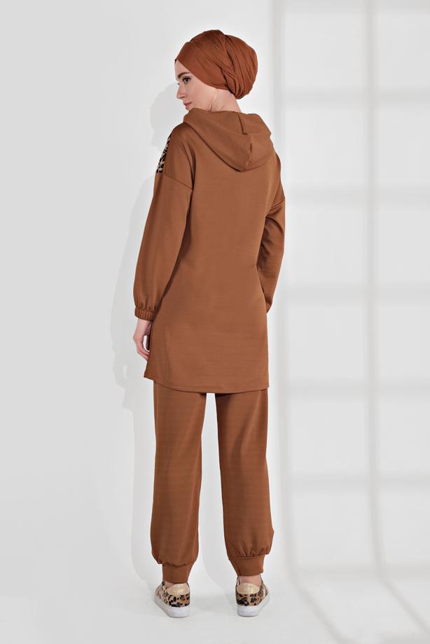Tesettür giyim TABA LEOPAR DESENLİ 2′Lİ EŞOFMAN TAKIM 9855 - TRENDTESETTÜR
