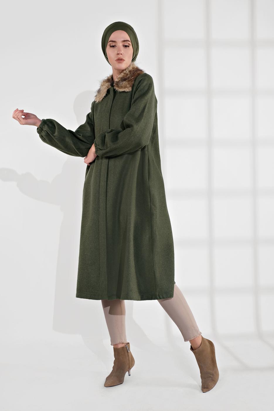 Tesettür giyim HAKİ YAKASI KÜRK DETAYLI FERMUARLI KAŞE KABAN 1705 