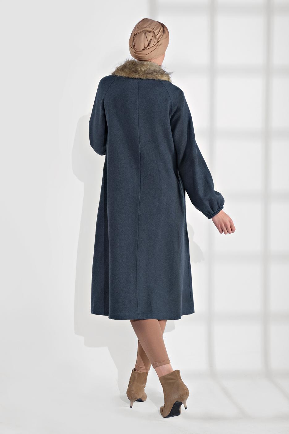 Tesettür giyim MAVİ YAKASI KÜRK DETAYLI FERMUARLI KAŞE KABAN 1705 