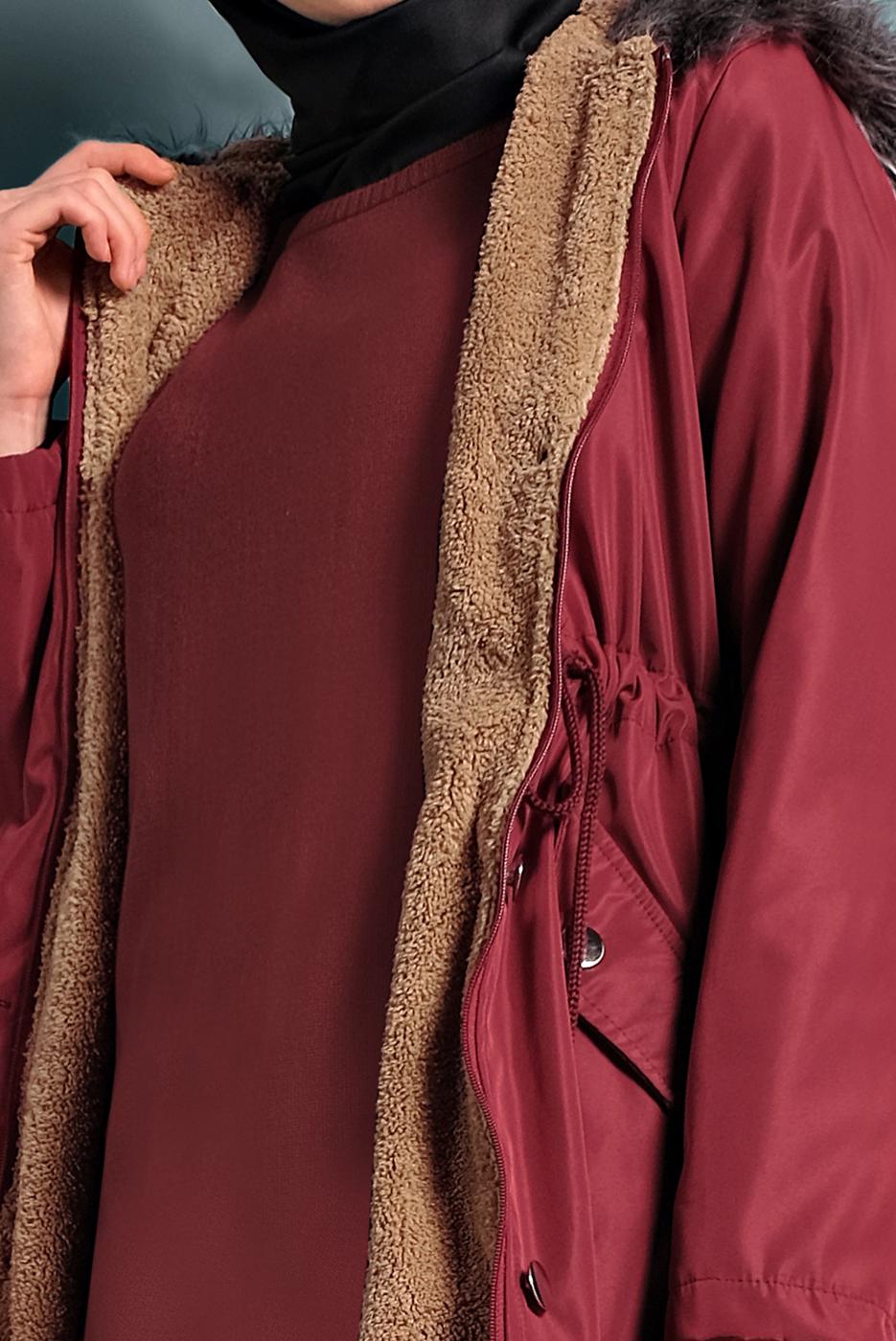 Vêtements hijab ROUGE BORDEAUX MANTEAU DE FOURRURE À TAILLE-BOUILLONNÉE AVEC CAPUCHE 5021 