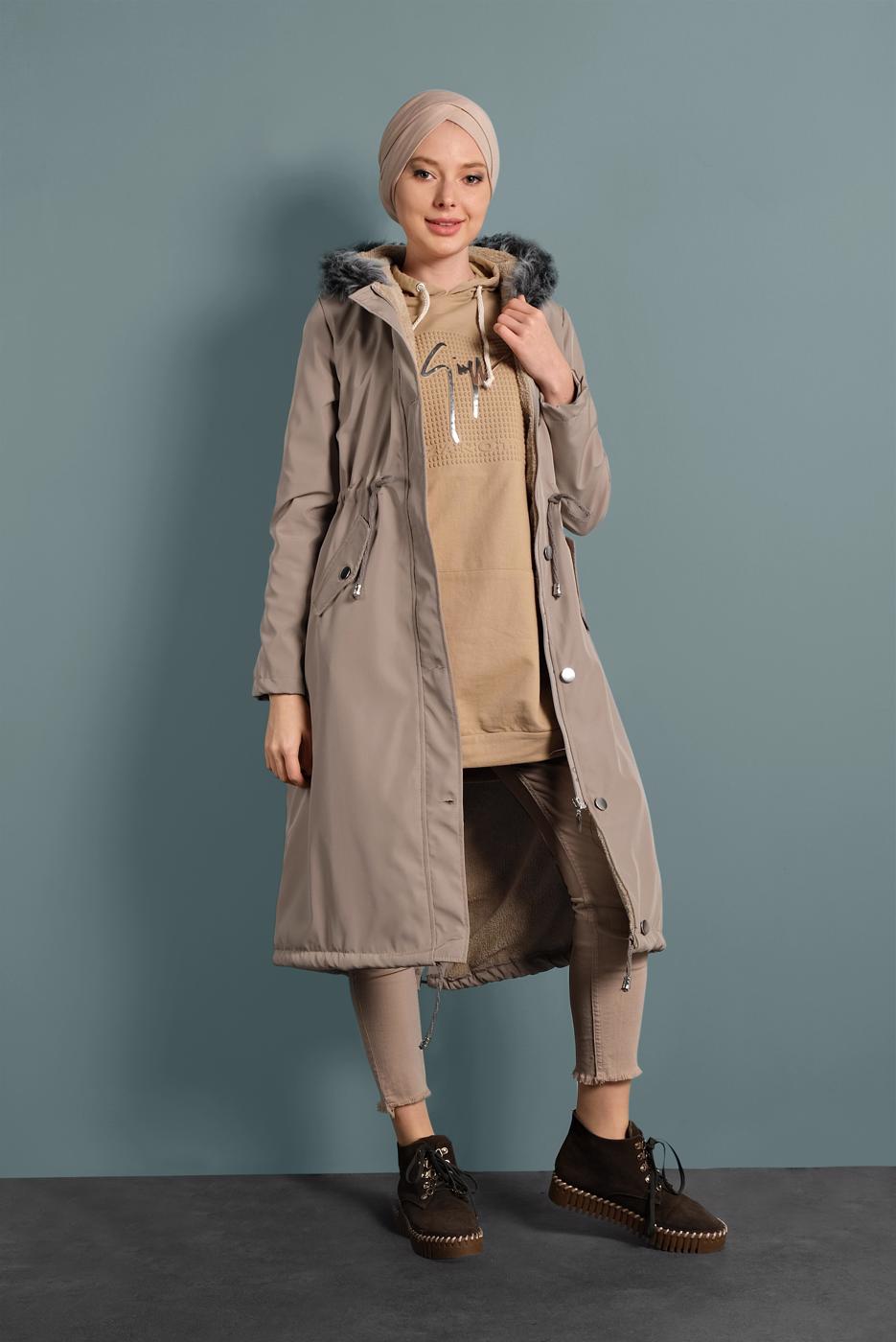 Vêtements hijab BEIGE MANTEAU DE FOURRURE À TAILLE-BOUILLONNÉE AVEC CAPUCHE 5021 