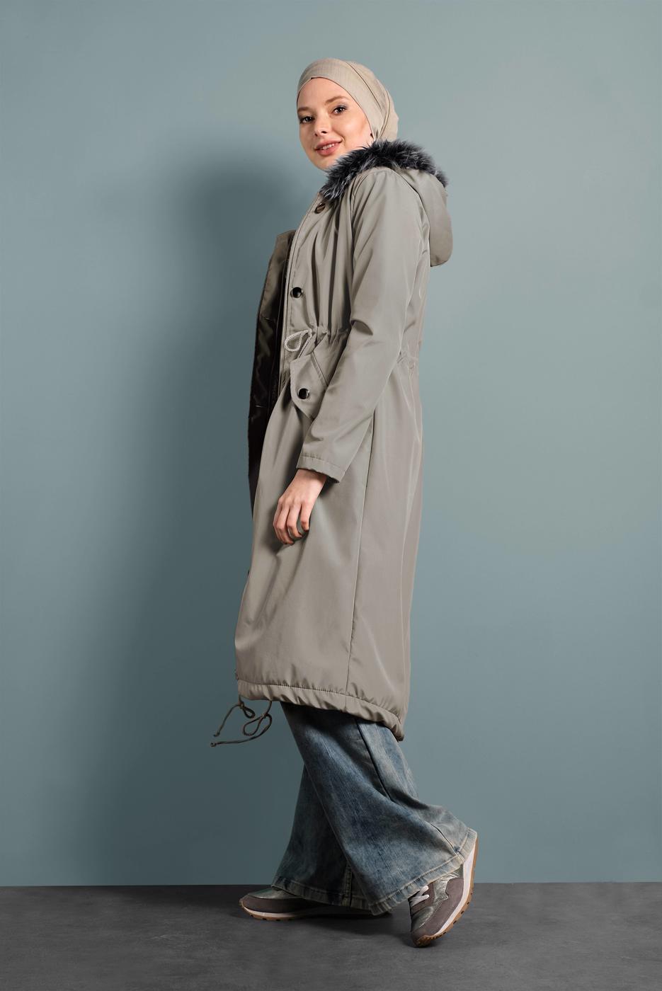 Vêtements hijab BEIGE MANTEAU DE FOURRURE À TAILLE-BOUILLONNÉE AVEC CAPUCHE 5021 