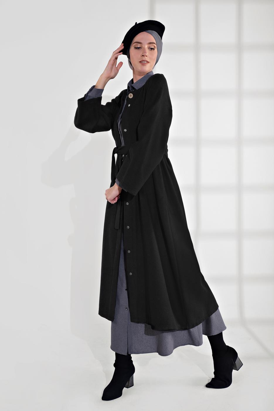 Tesettür giyim SİYAH BELİ KUŞAKLI ÇITÇITLI KABAN 7605