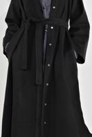 Tesettür giyim SİYAH BELİ KUŞAKLI ÇITÇITLI KABAN 7605