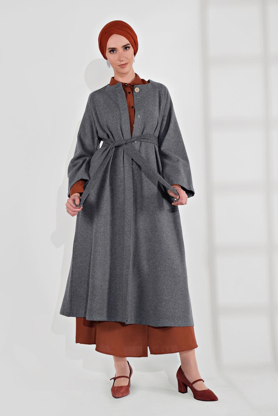 Tesettür giyim GRİ BELİ KUŞAKLI ÇITÇITLI KABAN 7605