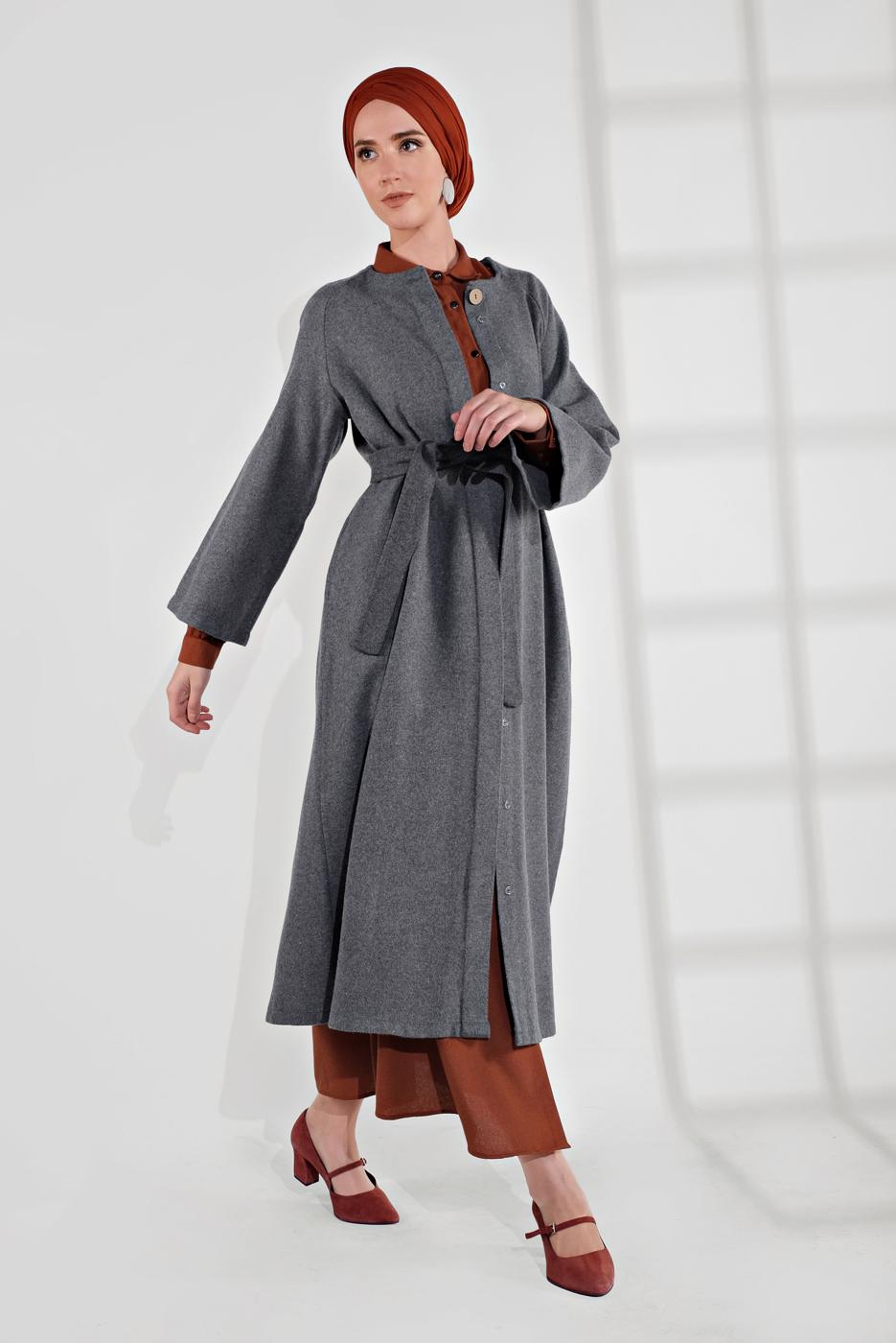 Tesettür giyim GRİ BELİ KUŞAKLI ÇITÇITLI KABAN 7605