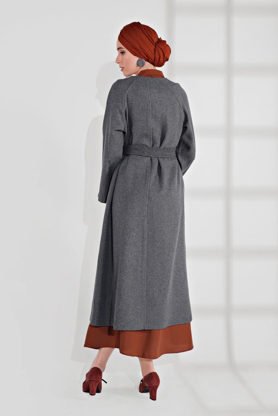 Tesettür giyim GRİ BELİ KUŞAKLI ÇITÇITLI KABAN 7605