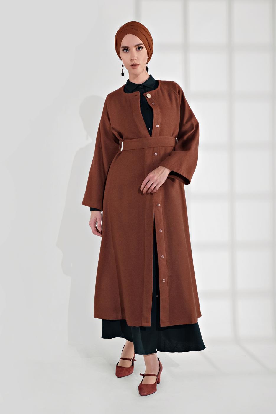 Tesettür giyim KAHVE BELİ KUŞAKLI ÇITÇITLI KABAN 7605