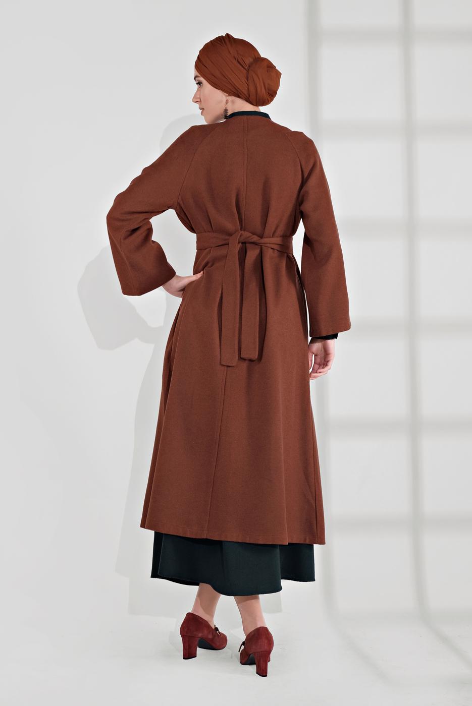 Tesettür giyim KAHVE BELİ KUŞAKLI ÇITÇITLI KABAN 7605