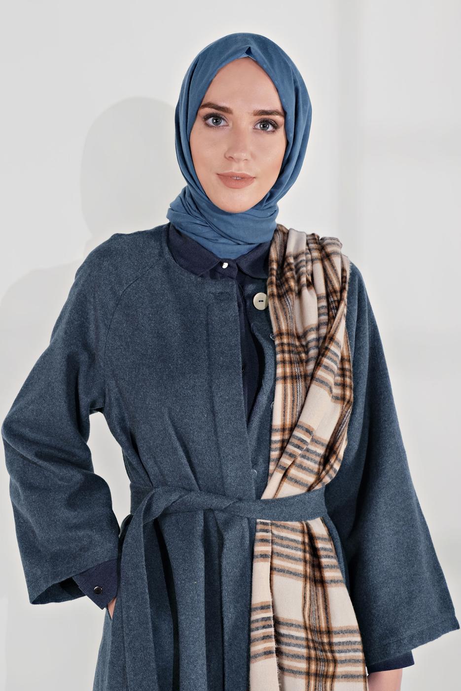 Tesettür giyim MAVİ BELİ KUŞAKLI ÇITÇITLI KABAN 7605