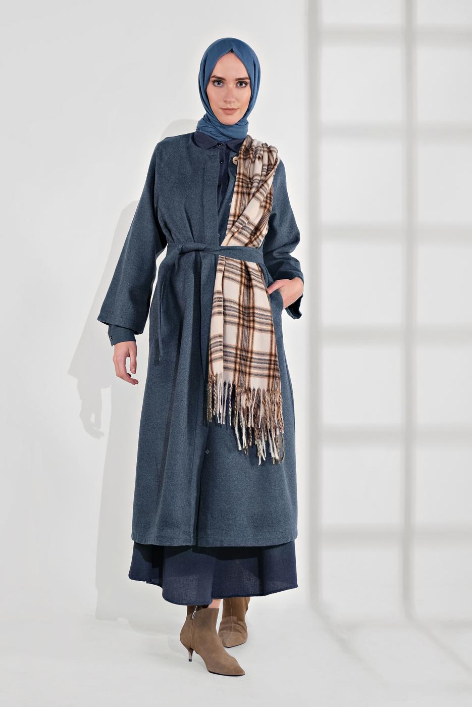 Tesettür giyim MAVİ BELİ KUŞAKLI ÇITÇITLI KABAN 7605
