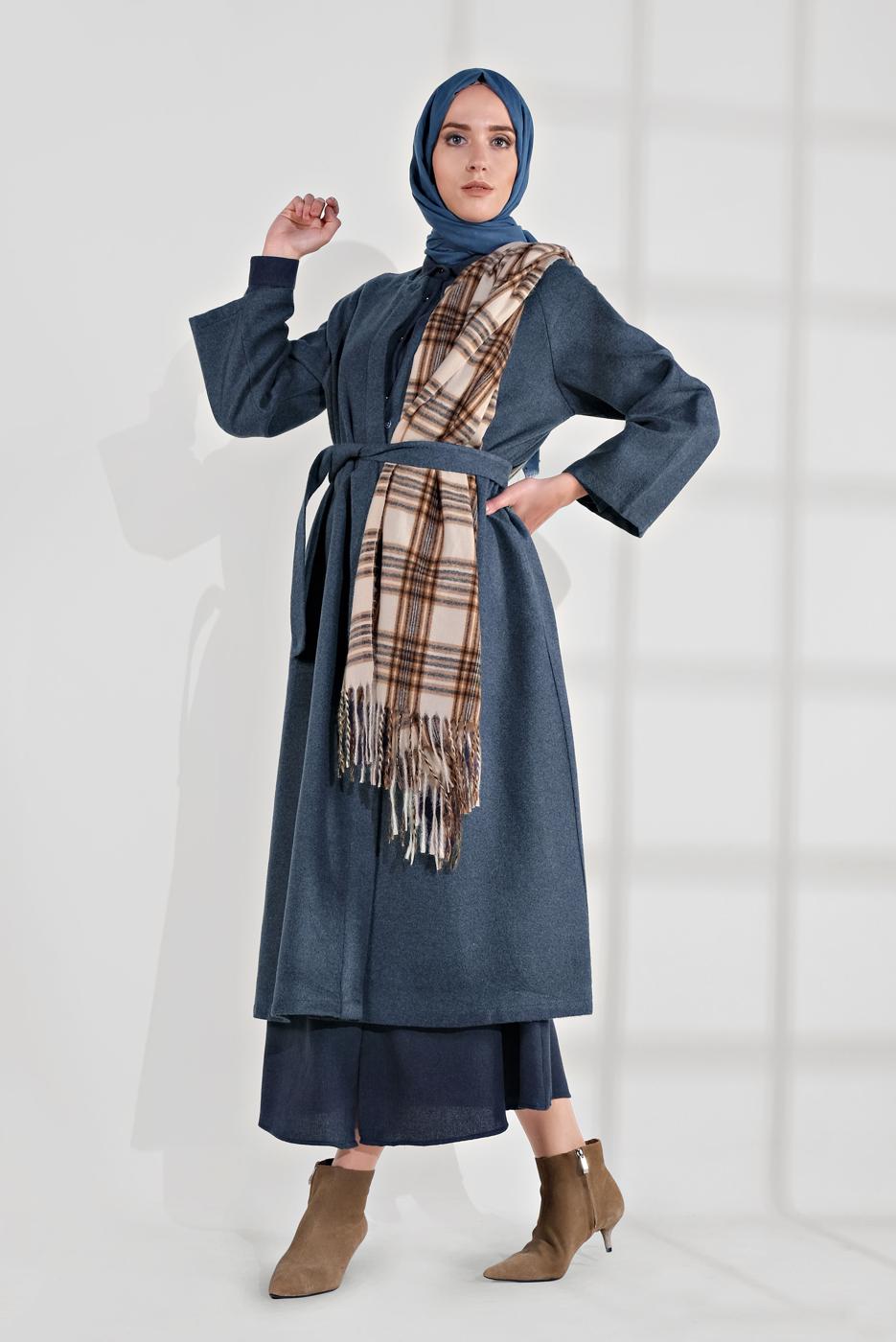 Tesettür giyim MAVİ BELİ KUŞAKLI ÇITÇITLI KABAN 7605