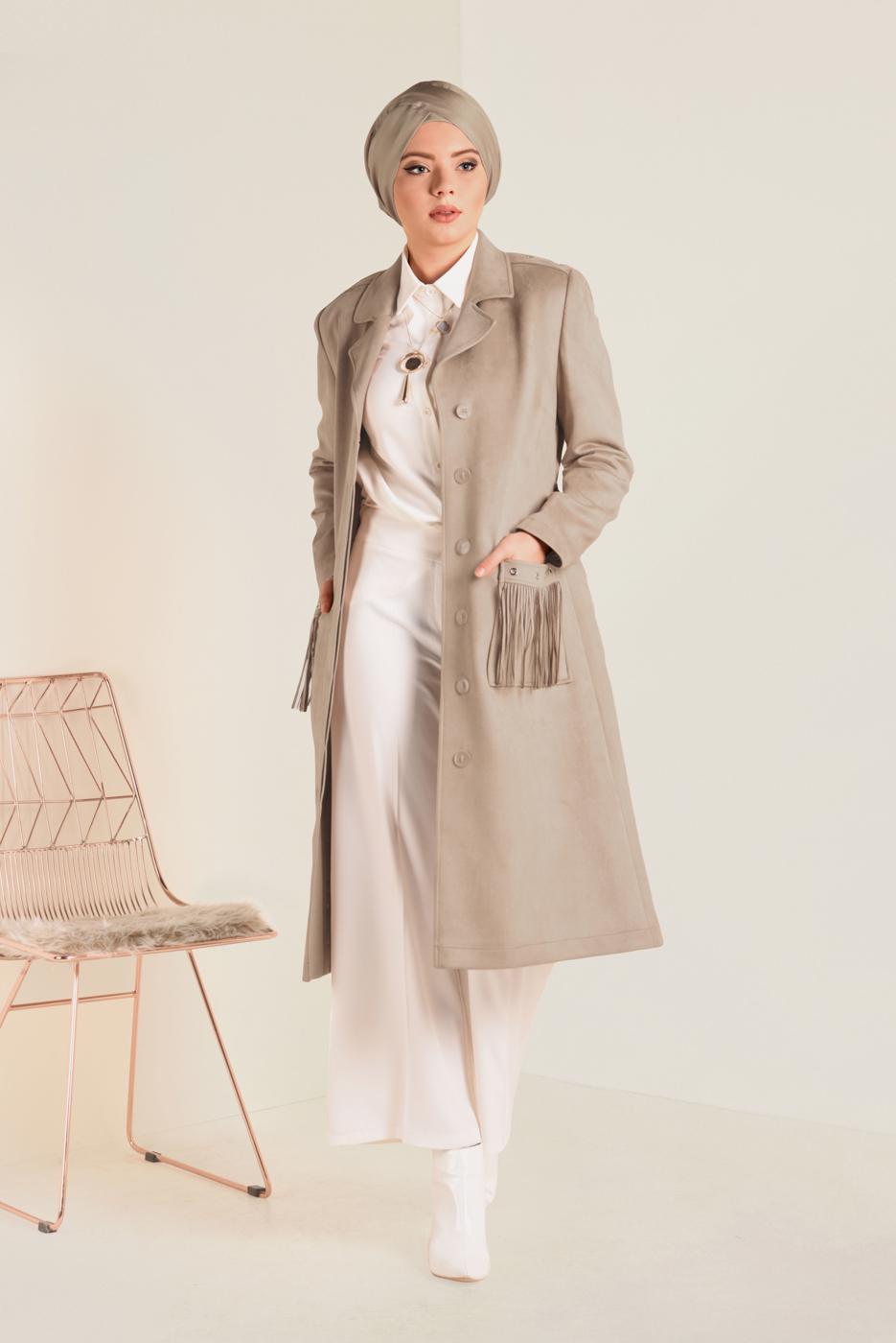 Tesettür giyim BEJ CEPLERİ PÜSKÜL DETAYLI SÜET KABAN 9776 