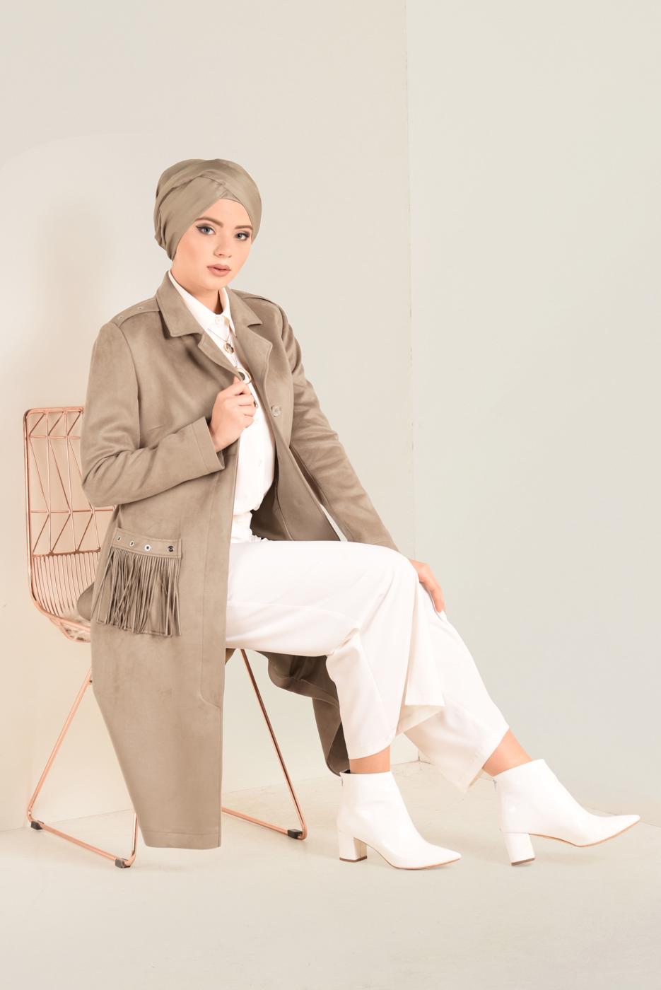 Tesettür giyim BEJ CEPLERİ PÜSKÜL DETAYLI SÜET KABAN 9776 