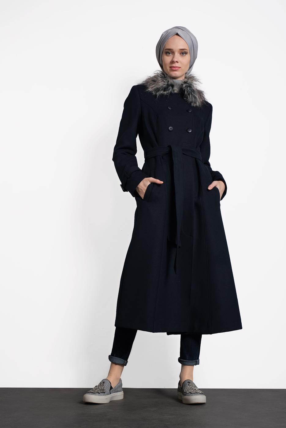 Tesettür giyim LACİVERT BELİ KUŞAKLI YAKASI KÜRKLÜ KAŞE KABAN 9783 