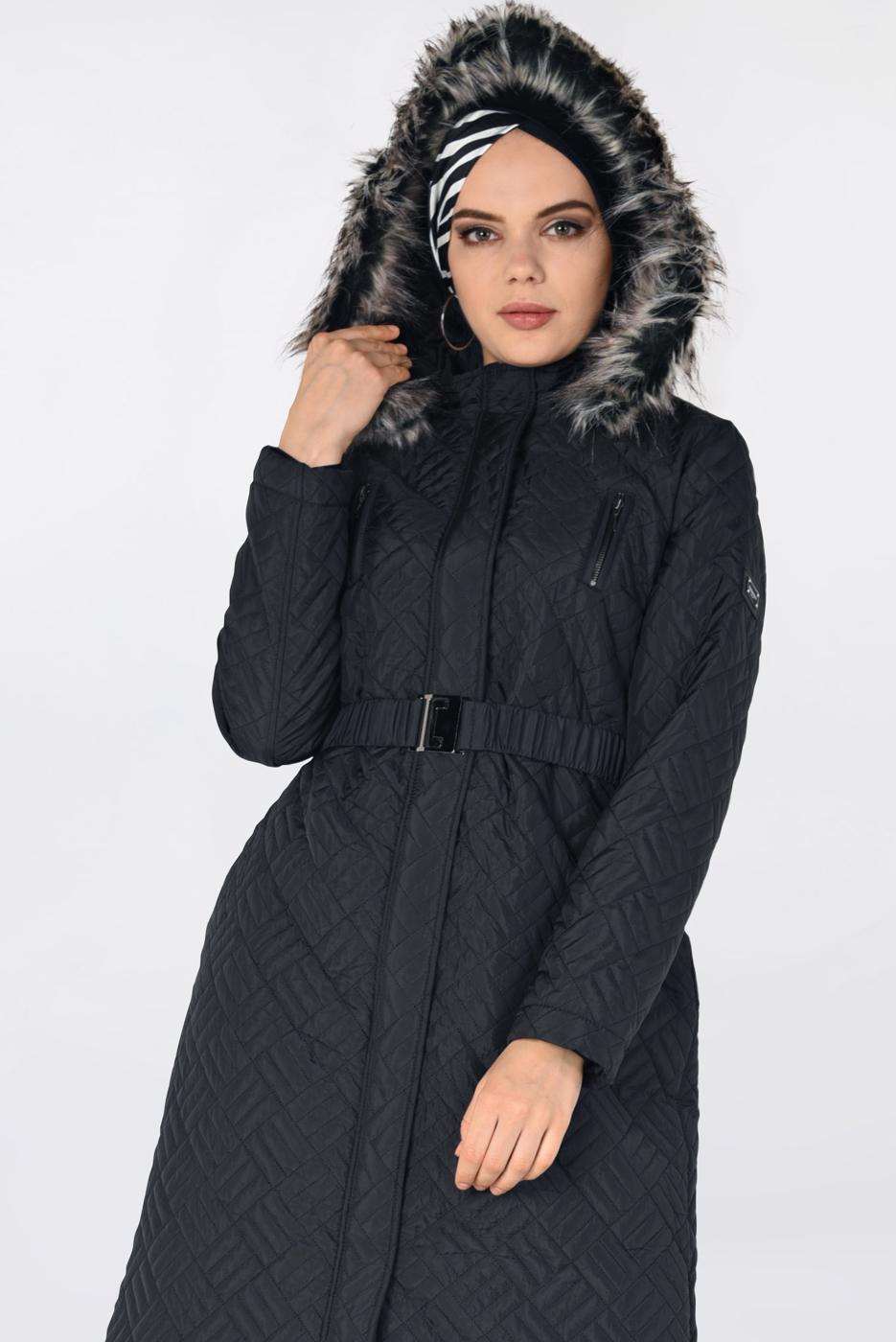 Tesettür giyim SİYAH KAPÜŞONU KÜRKLÜ KEMERLİ KABAN 9824