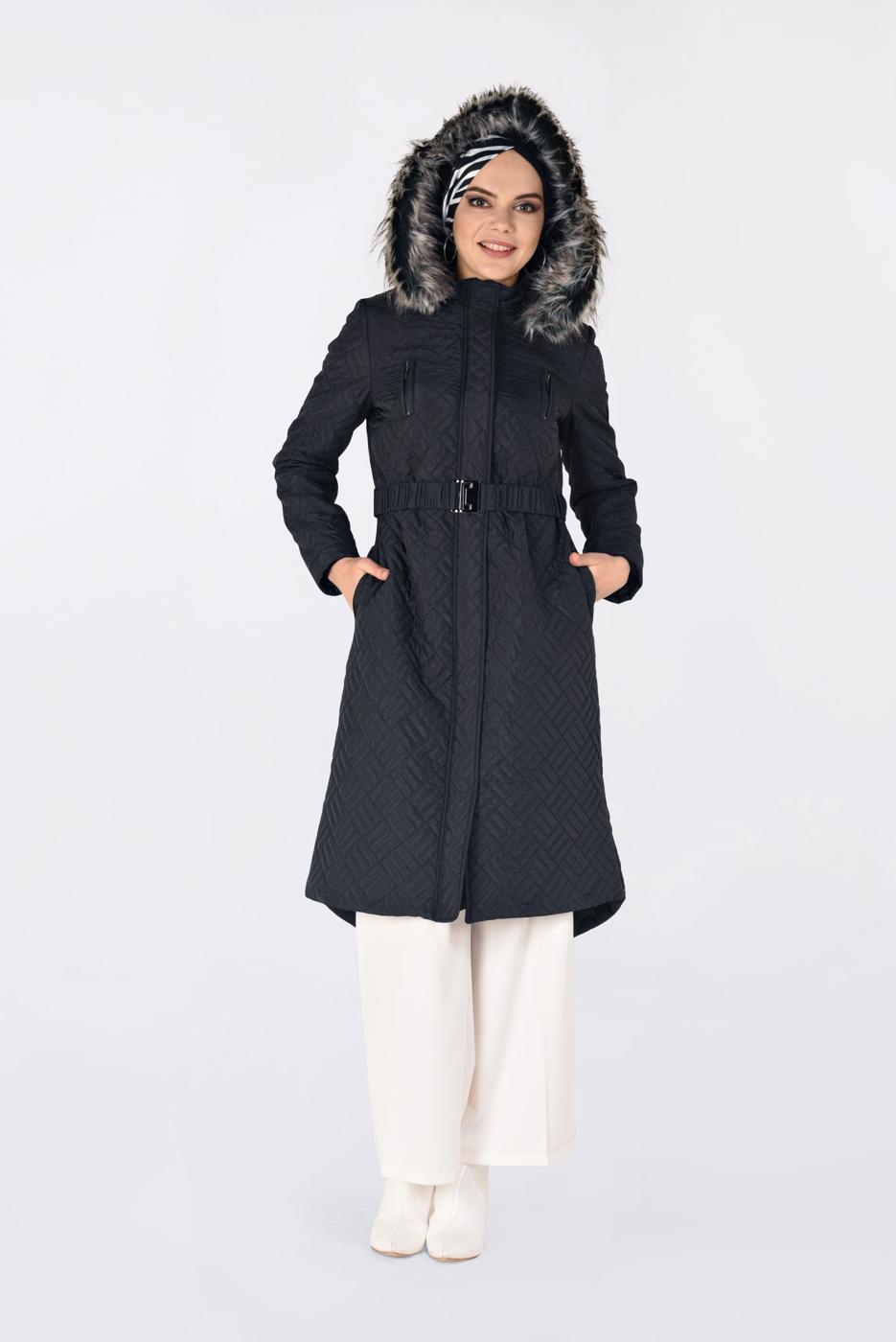 Tesettür giyim SİYAH KAPÜŞONU KÜRKLÜ KEMERLİ KABAN 9824