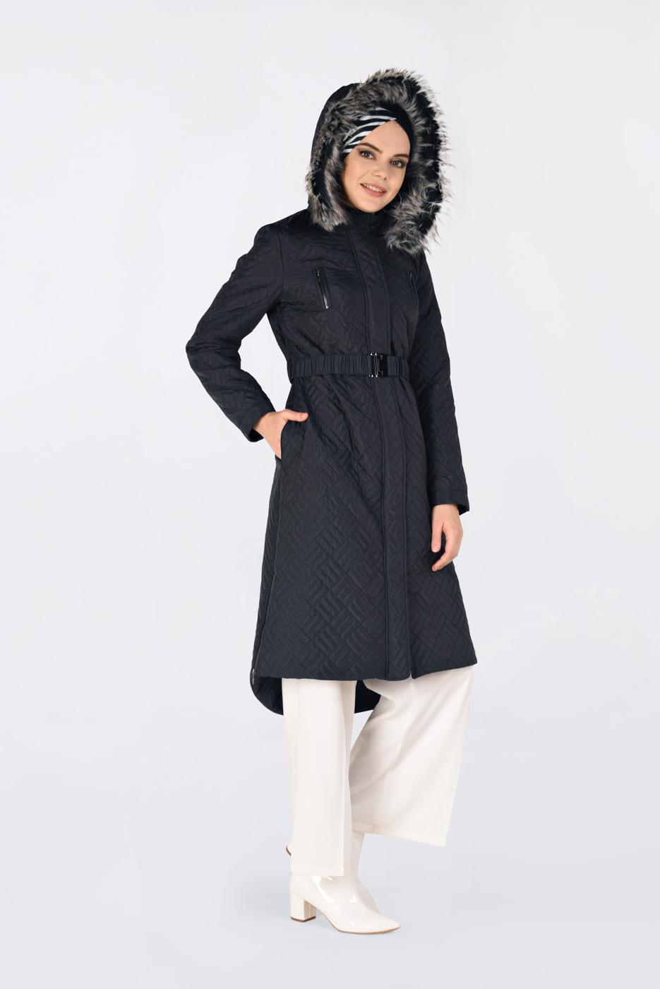 Tesettür giyim SİYAH KAPÜŞONU KÜRKLÜ KEMERLİ KABAN 9824