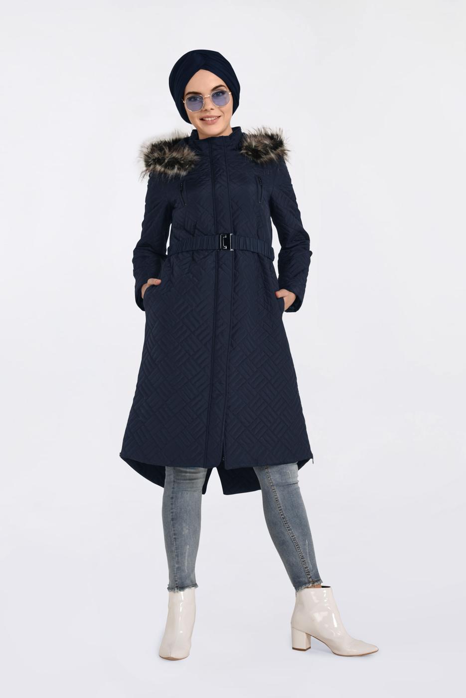 Tesettür giyim LACİVERT KAPÜŞONU KÜRKLÜ KEMERLİ KABAN 9824