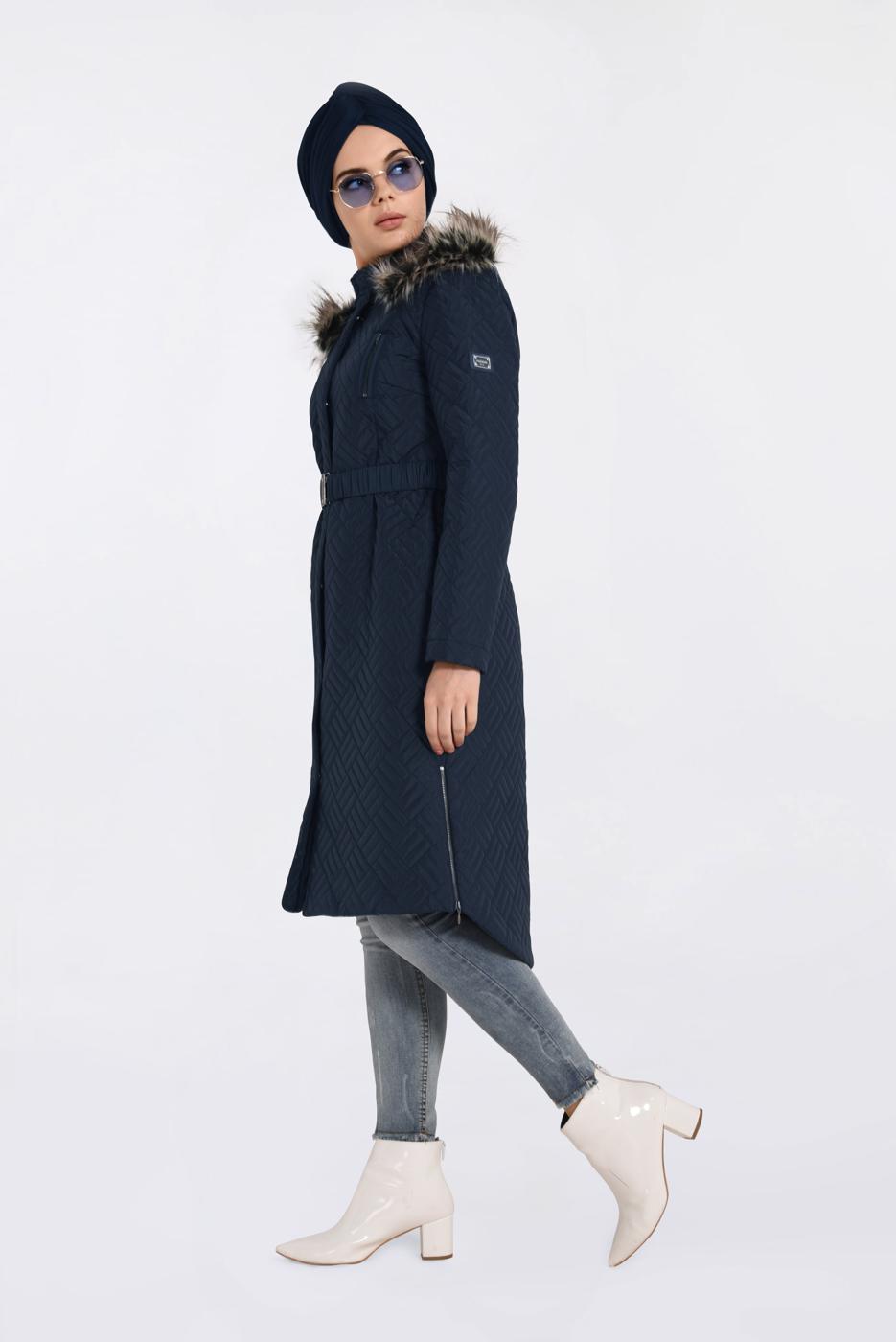 Tesettür giyim LACİVERT KAPÜŞONU KÜRKLÜ KEMERLİ KABAN 9824