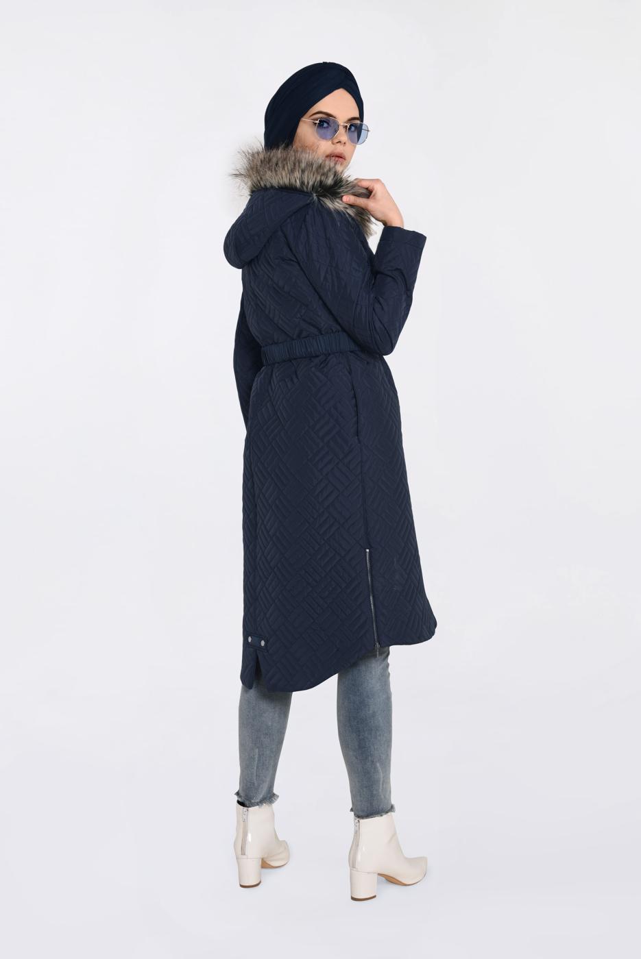 Tesettür giyim LACİVERT KAPÜŞONU KÜRKLÜ KEMERLİ KABAN 9824