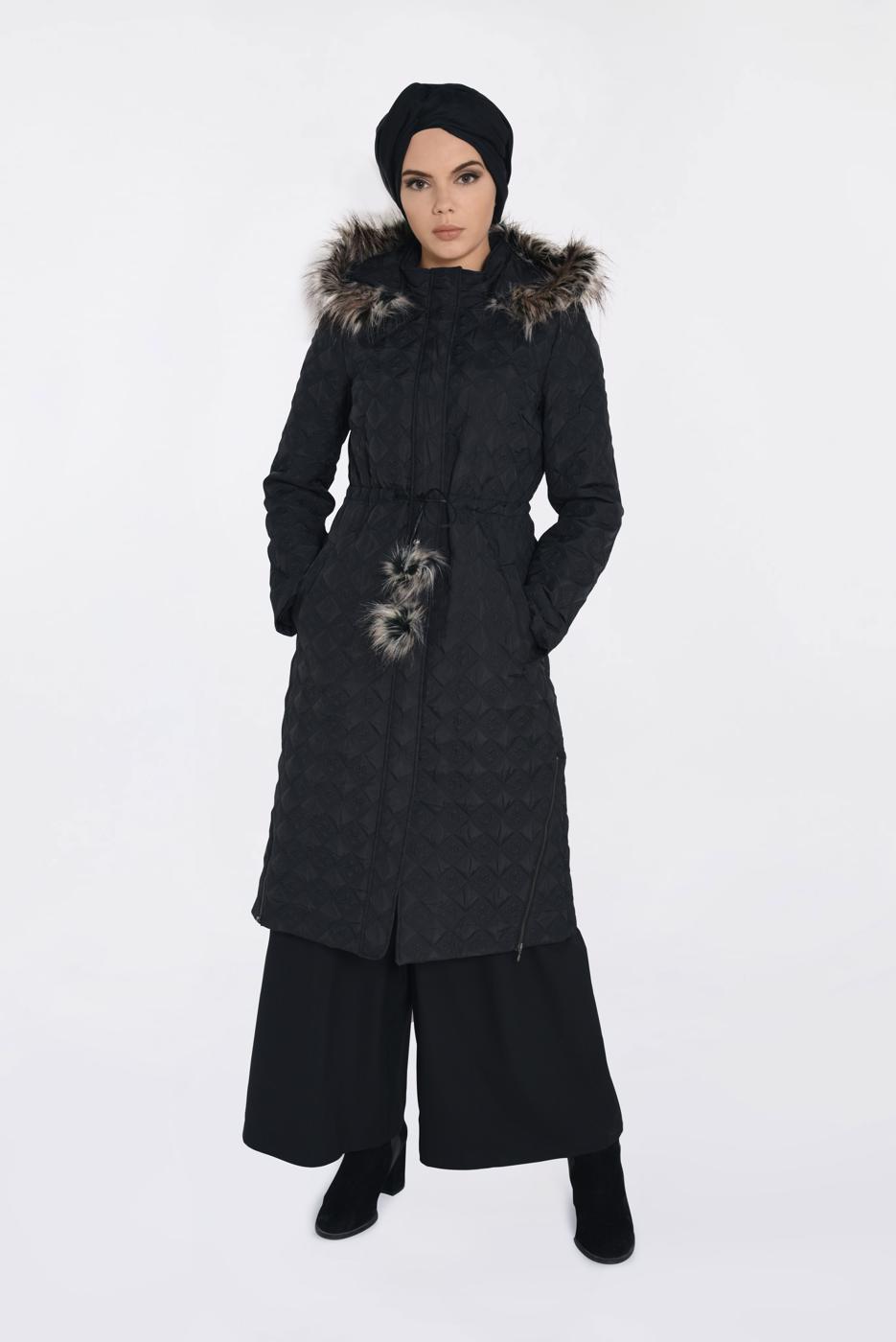 Tesettür giyim SİYAH KAPÜŞONU KÜRKLÜ YANLARI FERMUAR DETAYLI KABAN 9825