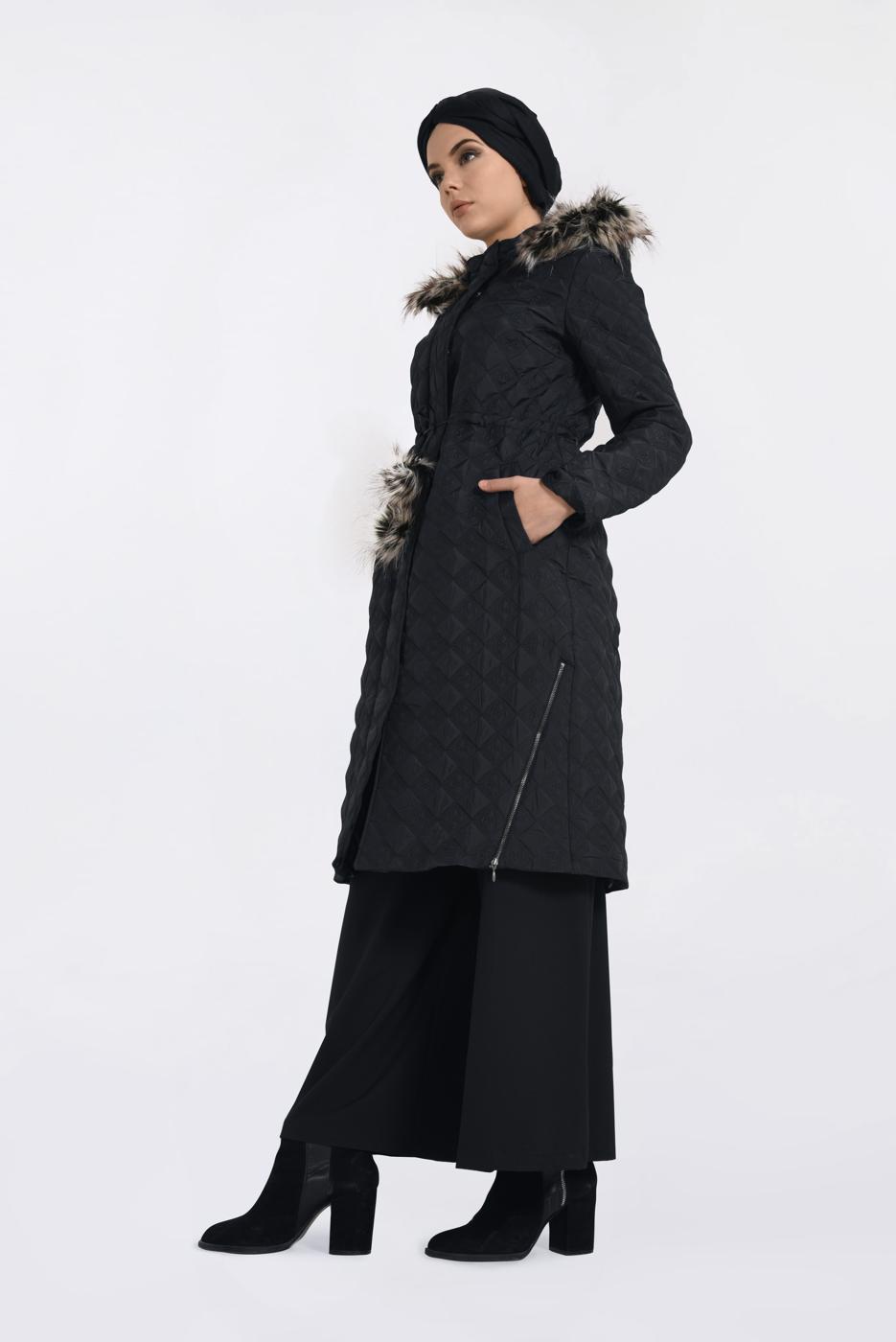 Tesettür giyim SİYAH KAPÜŞONU KÜRKLÜ YANLARI FERMUAR DETAYLI KABAN 9825