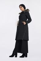 Tesettür giyim SİYAH KAPÜŞONU KÜRKLÜ YANLARI FERMUAR DETAYLI KABAN 9825
