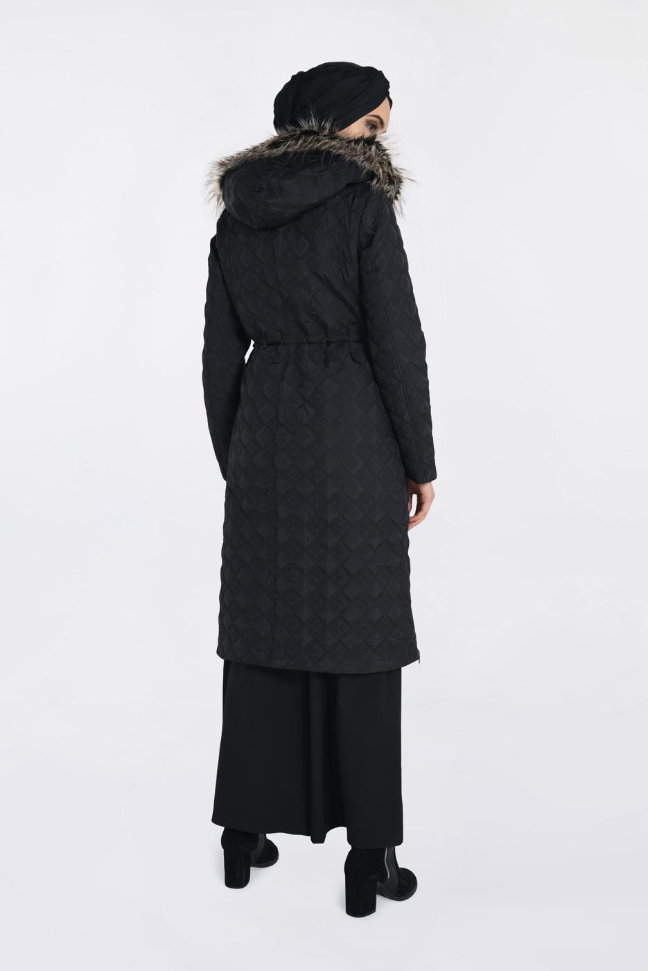 Tesettür giyim SİYAH KAPÜŞONU KÜRKLÜ YANLARI FERMUAR DETAYLI KABAN 9825