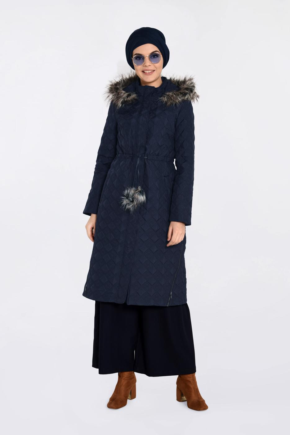 Tesettür giyim LACİVERT KAPÜŞONU KÜRKLÜ YANLARI FERMUAR DETAYLI KABAN 9825