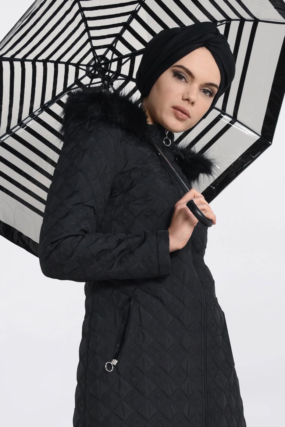 Tesettür giyim SİYAH KAPŞONU KÜRKLÜ FERMUARLI KABAN 9827