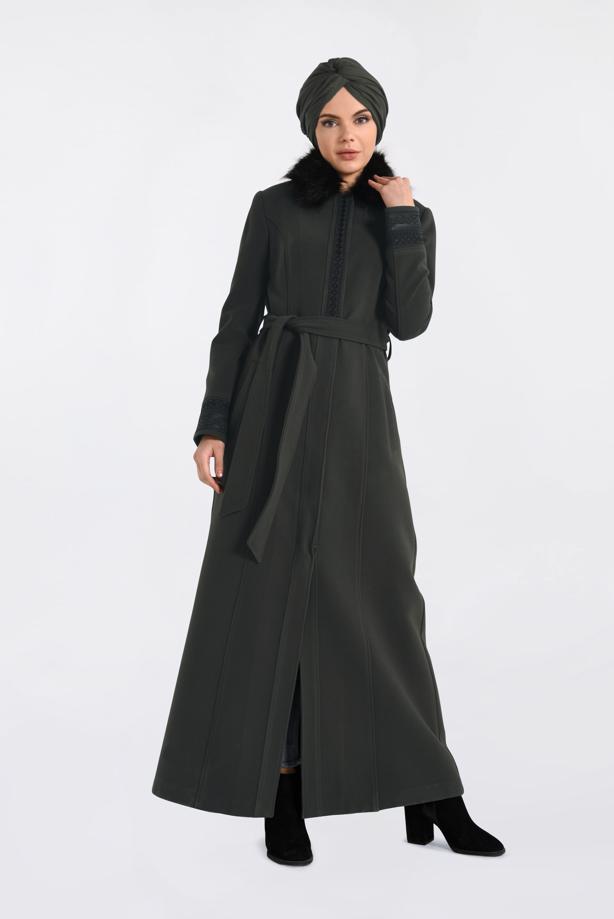 Tesettür giyim HAKİ YAKASI KÜRKLÜ İŞLEMELİ UZUN KAŞE MANTO 9769 - TRENDTESETTÜR