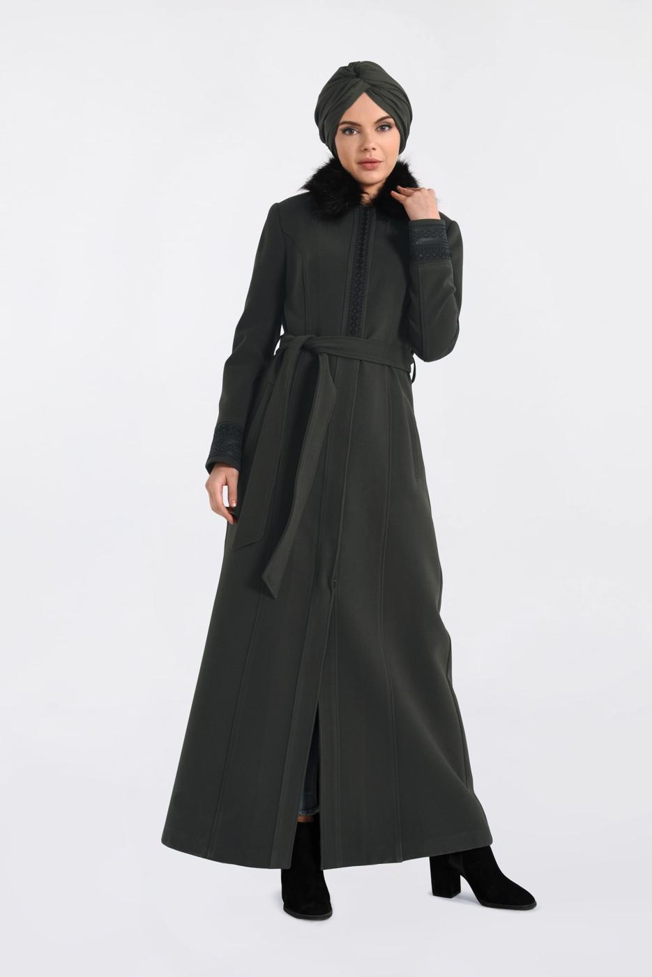 Tesettür giyim HAKİ YAKASI KÜRKLÜ İŞLEMELİ UZUN KAŞE MANTO 9769