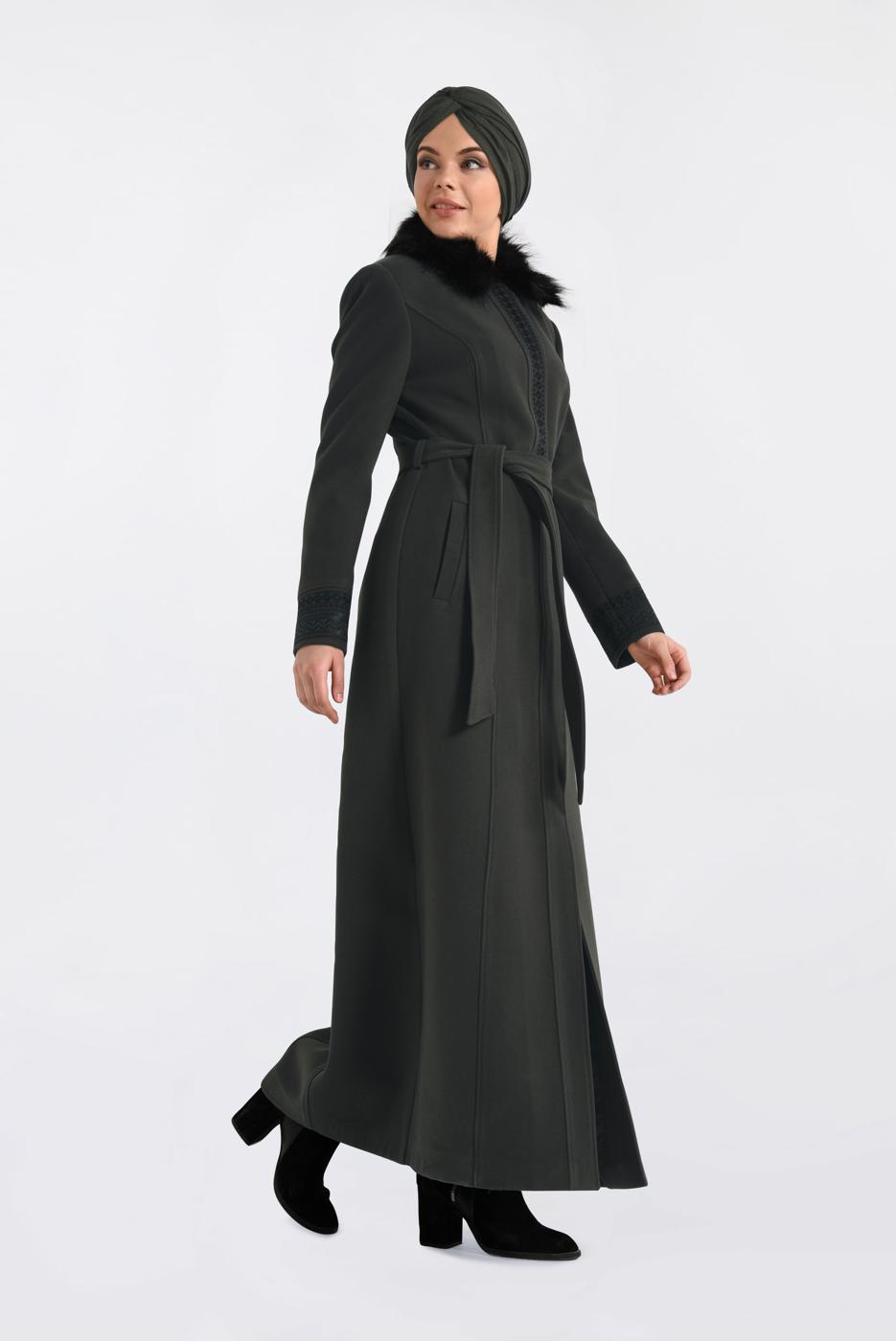Tesettür giyim HAKİ YAKASI KÜRKLÜ İŞLEMELİ UZUN KAŞE MANTO 9769