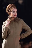 Tesettür giyim BEJ YAKASI KÜRK DETAYLI KAŞE MANTO 9789 