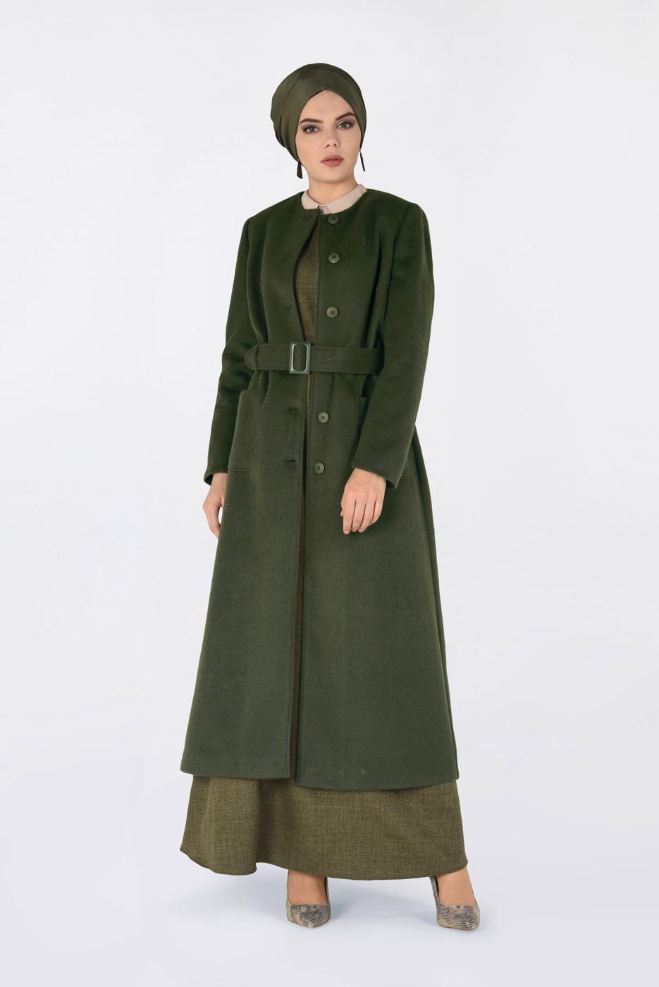 Tesettür giyim HAKİ ALVİNA DÜĞMELİ KEMERLİ KAŞE MANTO 9817 