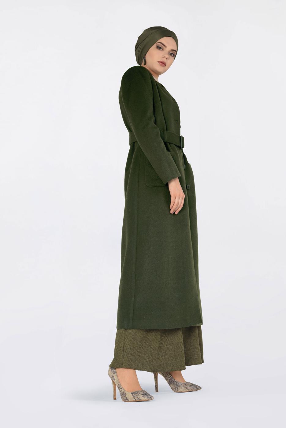 Tesettür giyim HAKİ ALVİNA DÜĞMELİ KEMERLİ KAŞE MANTO 9817 