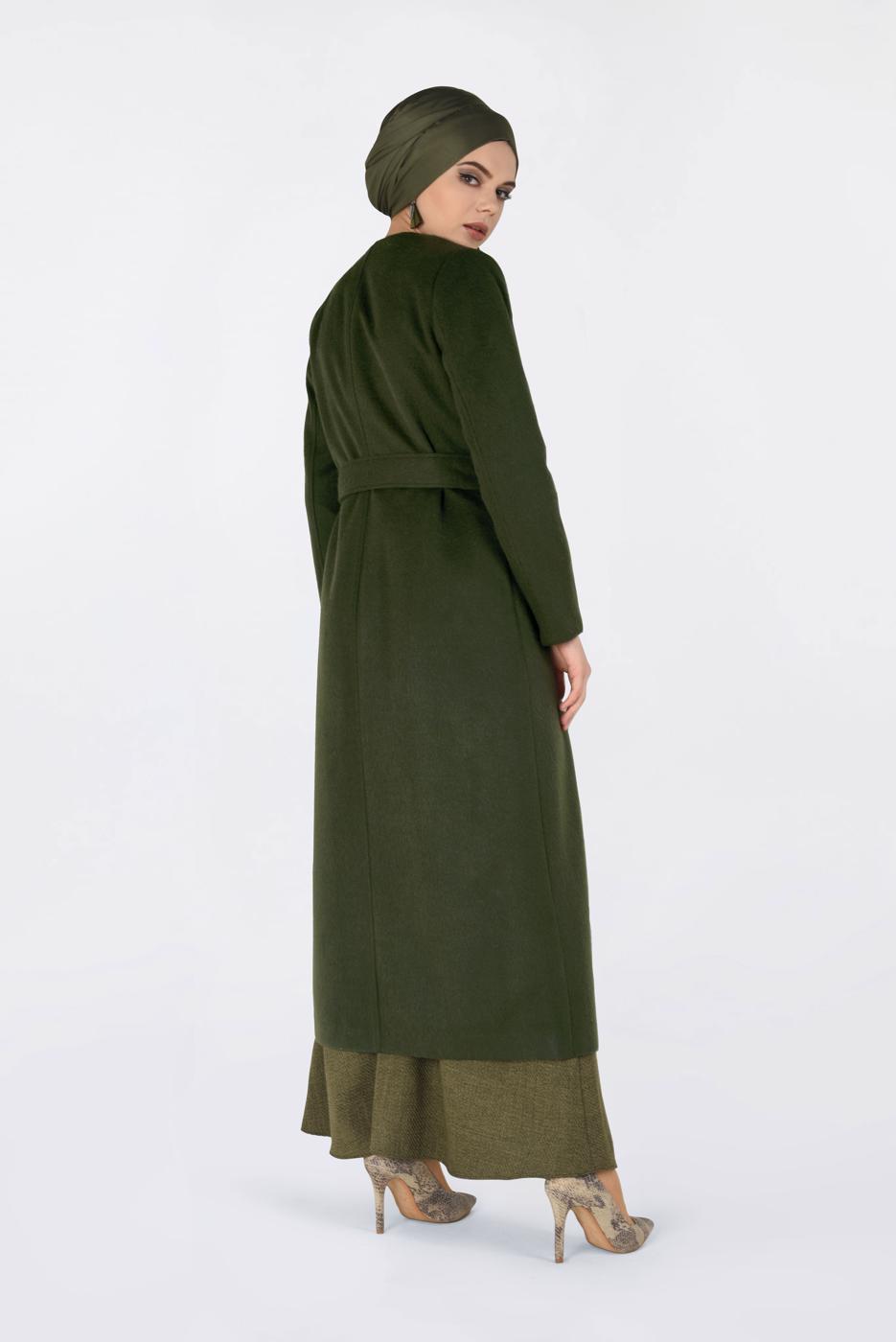 Tesettür giyim HAKİ ALVİNA DÜĞMELİ KEMERLİ KAŞE MANTO 9817 