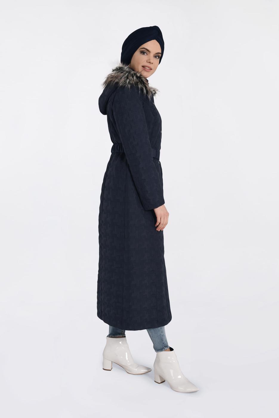 Tesettür giyim LACİVERT KAPÜŞONLU KÜRKLÜ KEMERLİ MANTO 9828