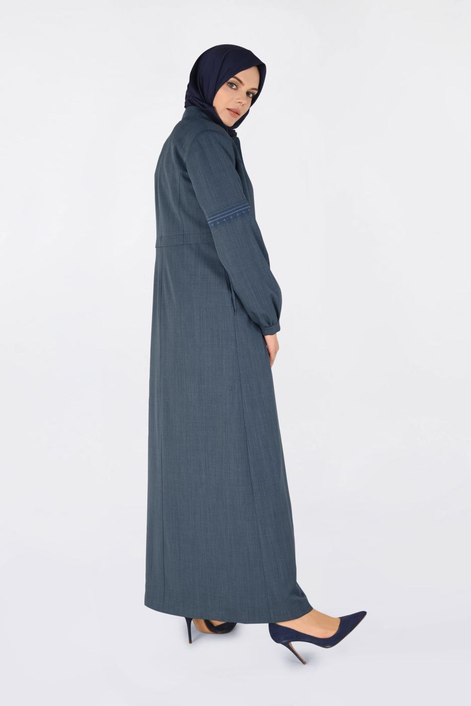 Tesettür giyim GRİ İŞLEME DETAYLI GİZLİ DÜĞMELİ PARDESÜ 1343